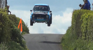 Un pilote de Rallye s’envole sur un saut