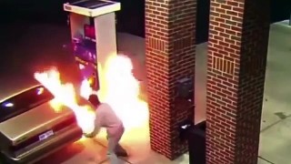Un homme utilise son briquet pour tuer une araignée dans une station-service